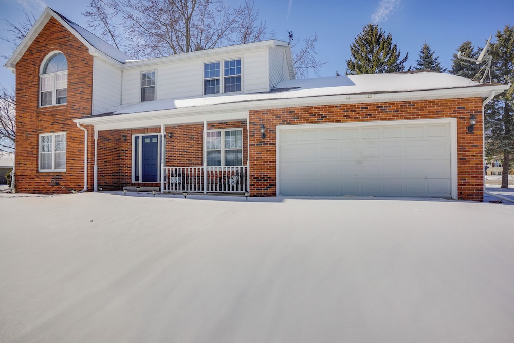 1/2 Mi to Lake Geneva: Home w/ Game Room