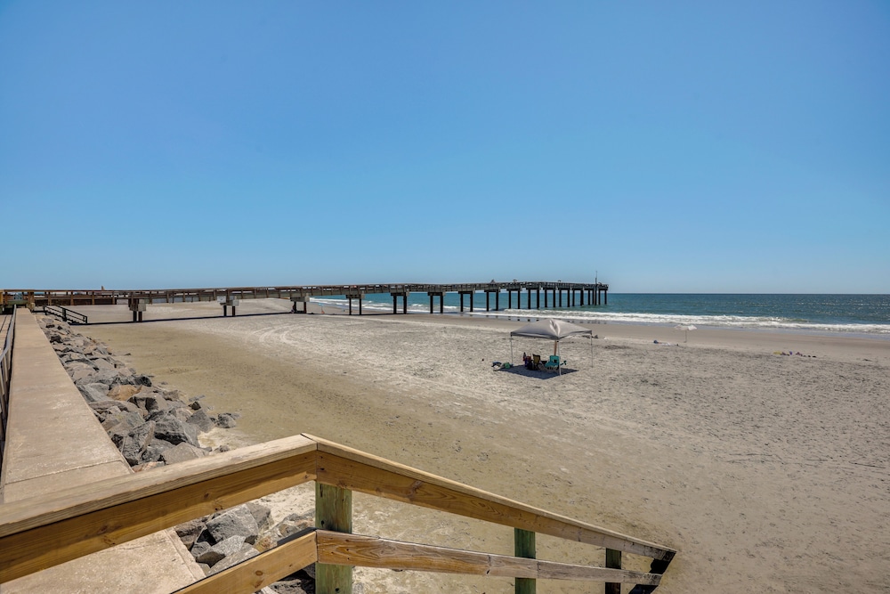 Walk to St Augustine Beach! Condo w/ Pool Access