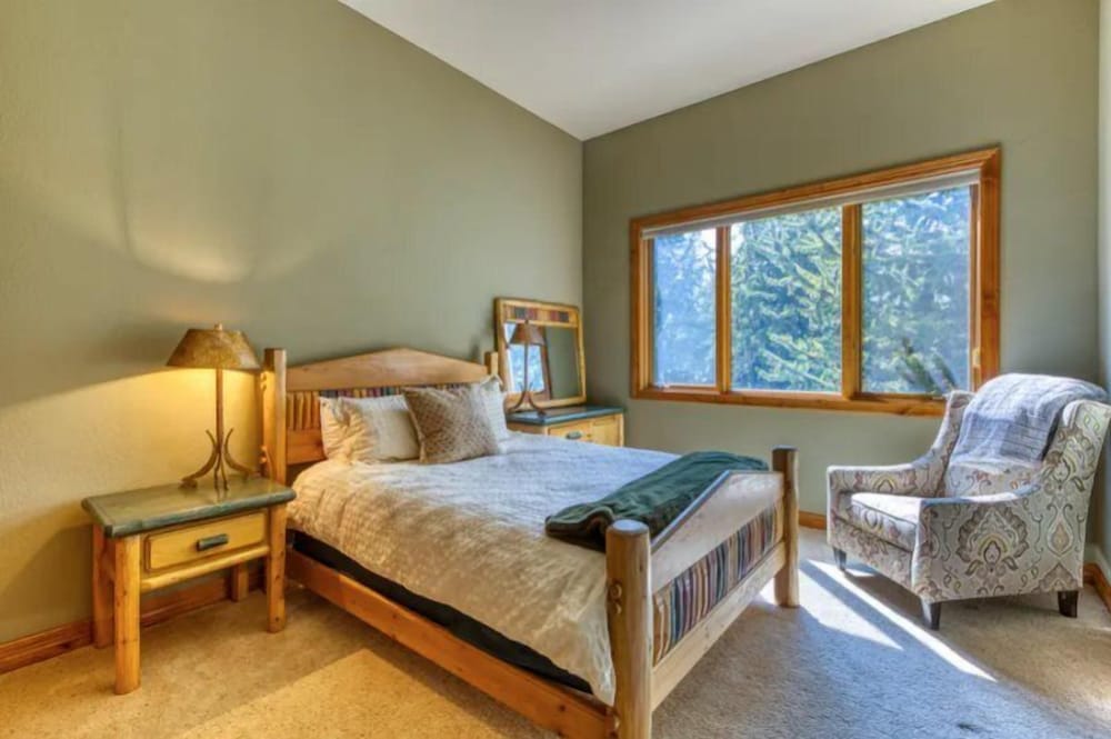 Breckenridge 5 Bedroom Luxury Home w/ Hot Tub & Views!