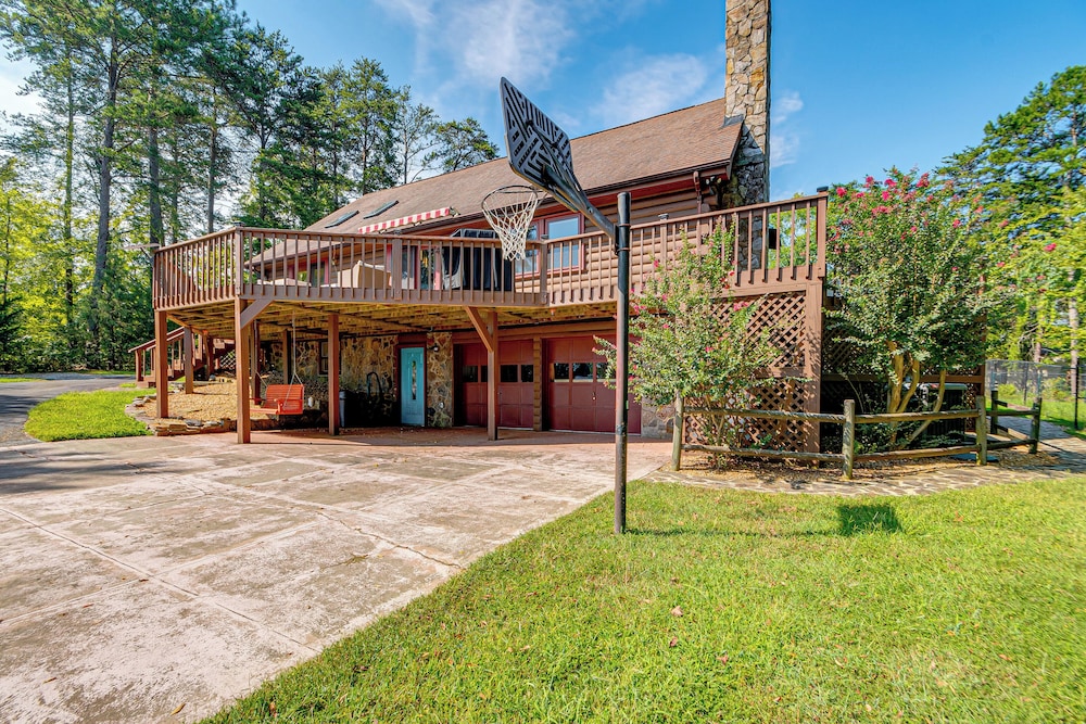 Hyco Lake Escape w/ Deck & Dock: Families Welcome!