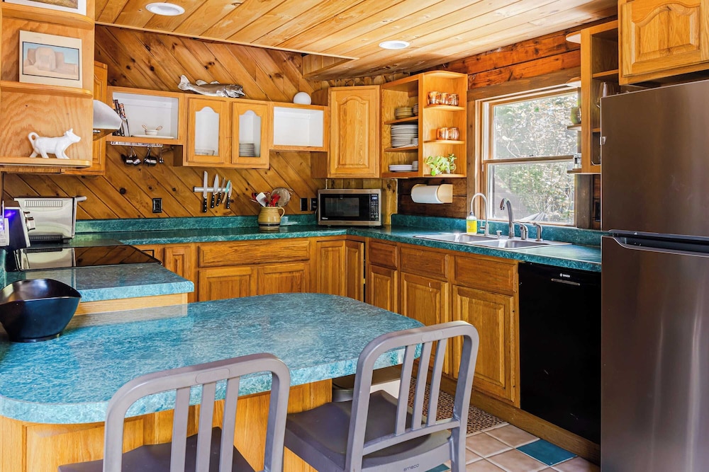Pool+hot Tub, Firepit Near Hikes, Shops, Dining Cragswood Lodge by Avantstay