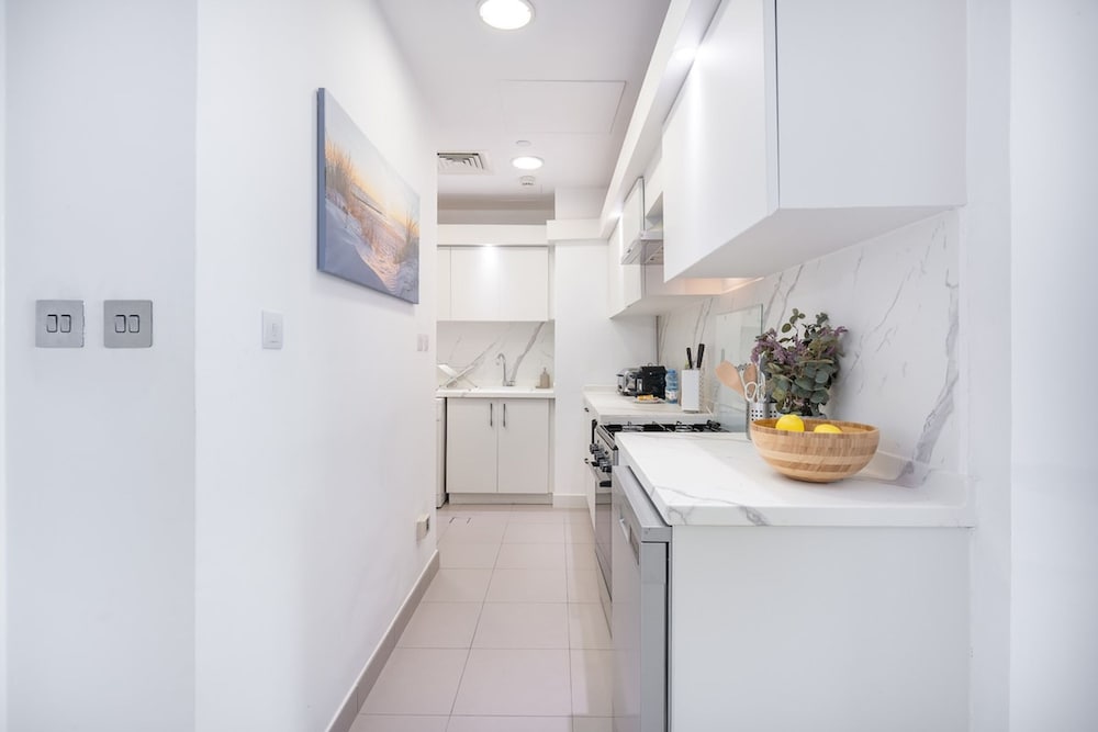 Peaceful and Airy 1-bedroom Apartment With the Palm Beach View