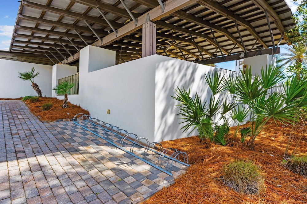 Back to the Beach by Avantstay with Pool Access