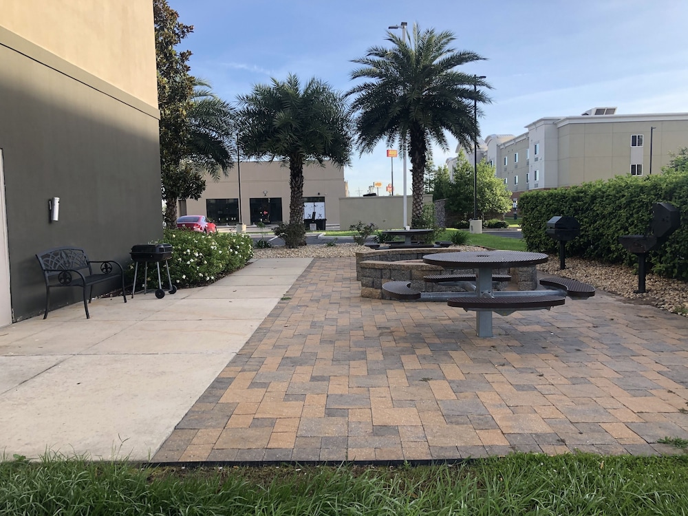 La Quinta Inn & Suites by Wyndham Gonzales LA