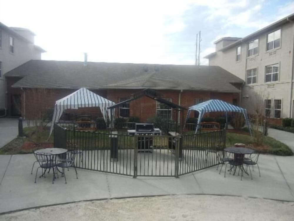 Fayetteville Vacations - Landmark Inn Fort Liberty - Property Image 16
