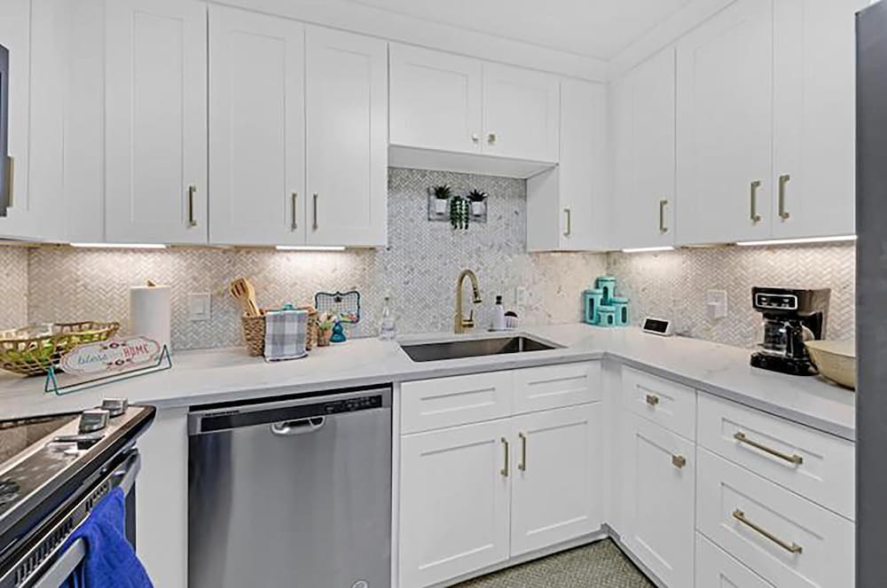 Dolphin Point #401c