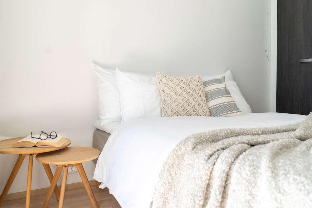 Stylish 1br with balcony in new building view 2