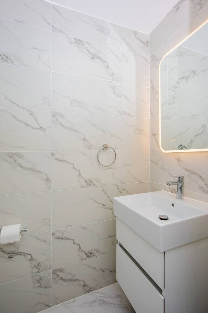 Bright 1 Bedroom Apartment in West London