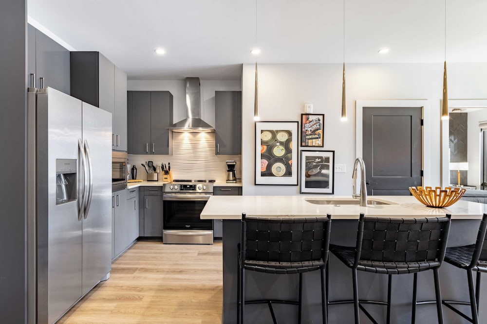 Sleeps 18 3 Modern Midtown Apartments w/ Gym + Pool Walkable to Shops & Eats