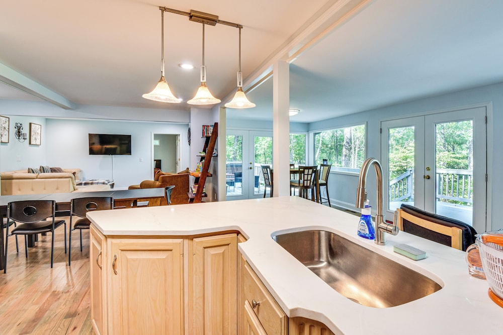 Woodsy Retreat w/ Deck & Views in Dahlonega!