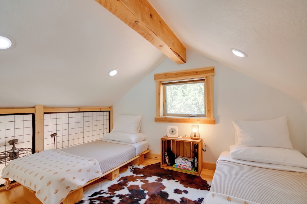 Premium Apple Valley Cabin w/ Zion Natl Park View view 2