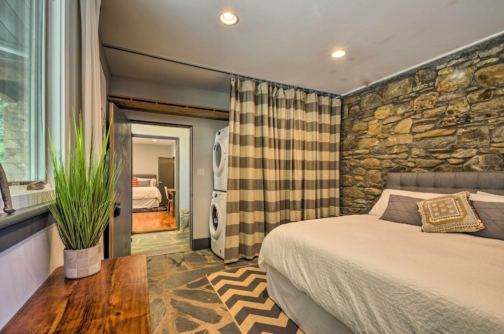 Luxury Lodge on 45 Acres: Patio, Deck & Views!