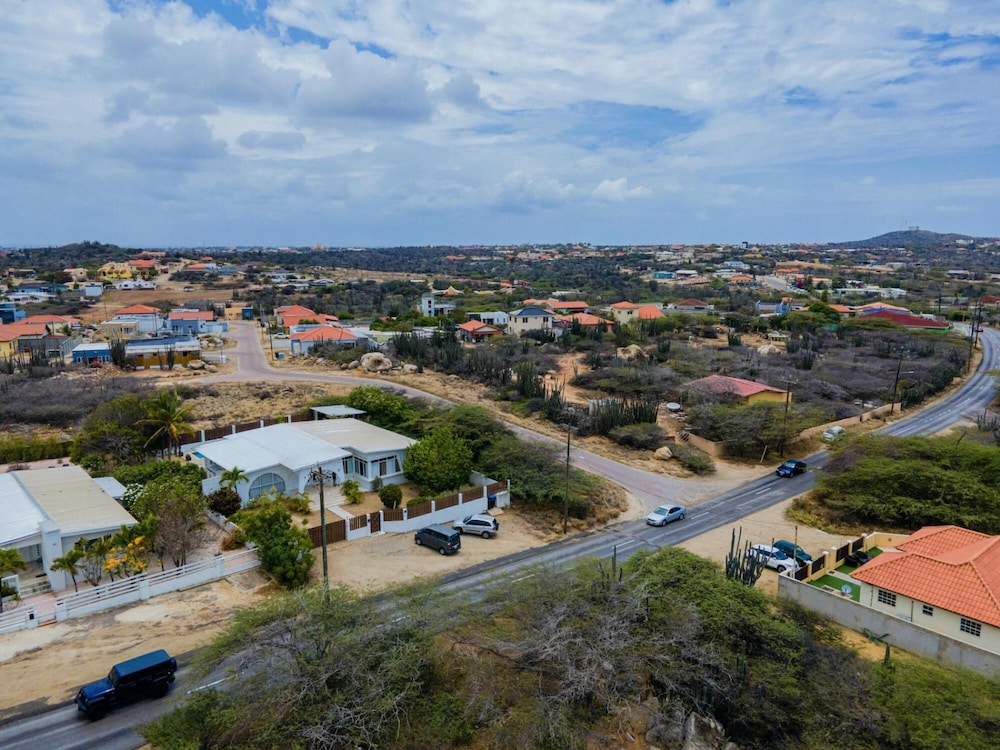 - Large Private Pool With Outdoor Dining - Centrally Located in the Island - Poo