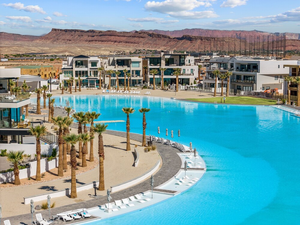 Canyon Country Oasis 6 Bedroom Townhouse