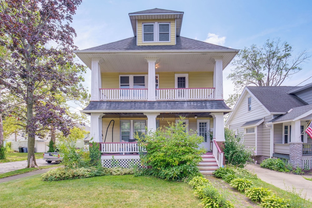 2 Mi to Zoo: Charming Apt w/ Balcony in Cleveland