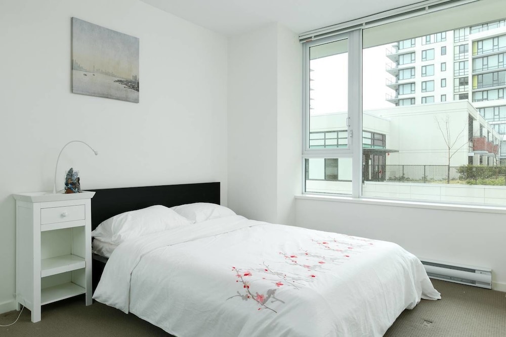 Convenient 2bdr 2BA Richmond Centre Condominium view 2