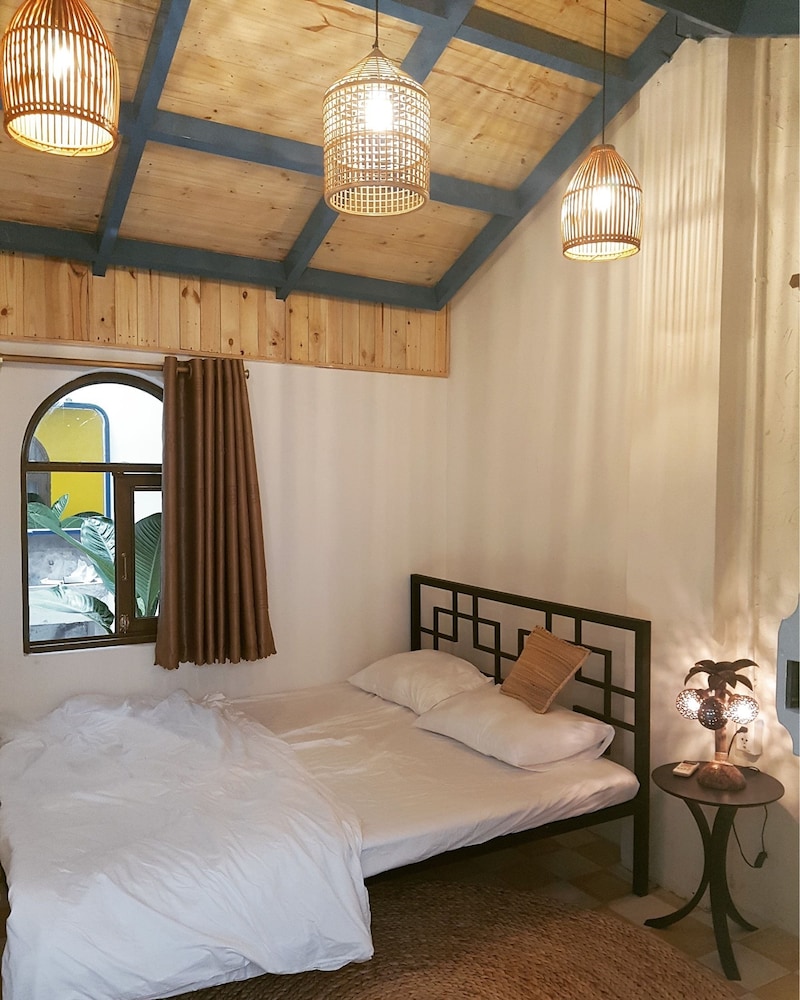 KHA Hostel & Cafe