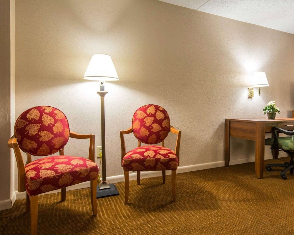 Econo Lodge Inn & Suites Columbus near Fort Benning