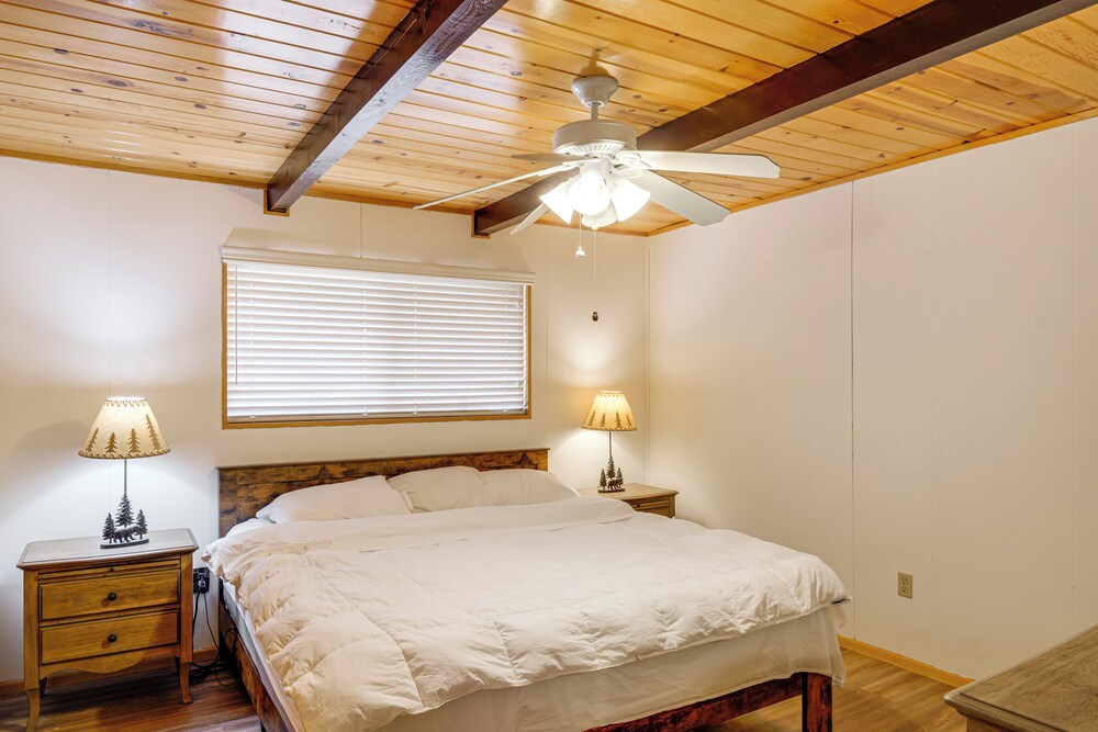 Mountain-view Haven w/ Deck in Pine Mountain Club