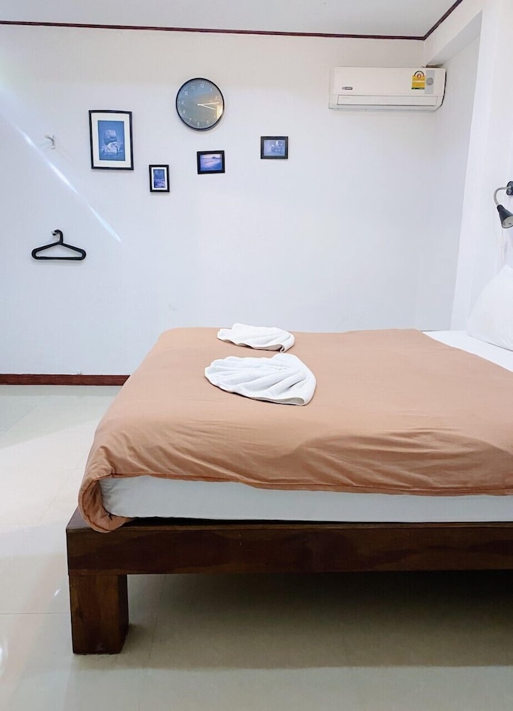 The Reef Hotel & Studios