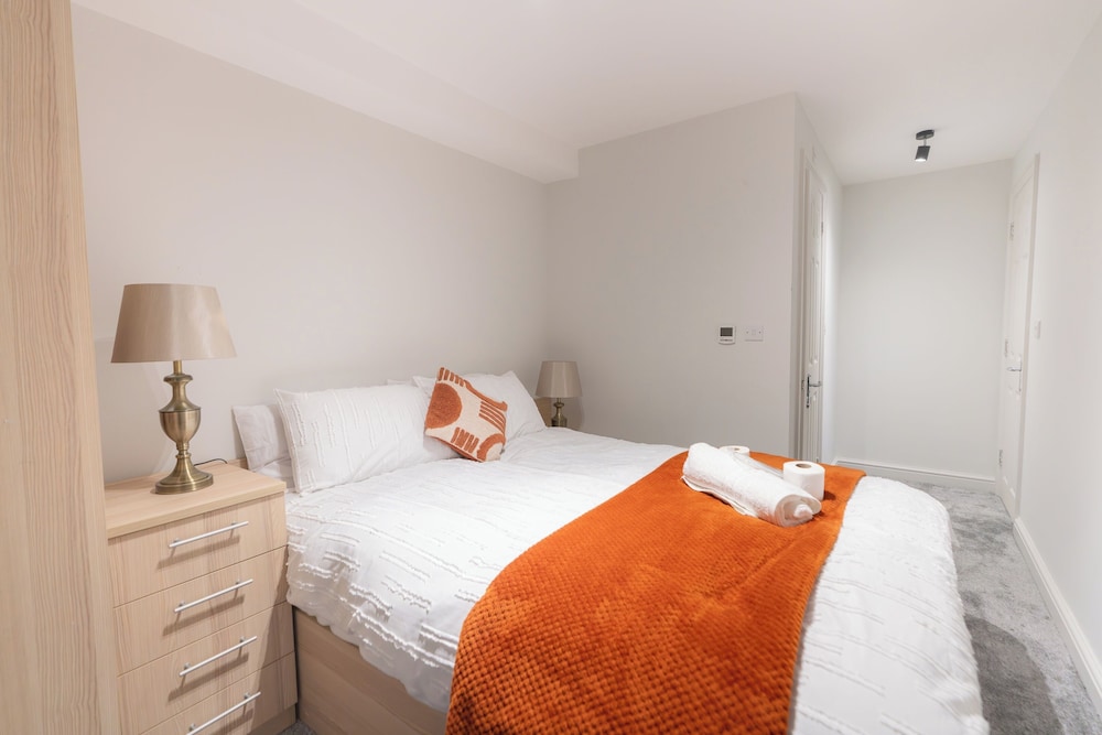 D'luxe 5-bed House - Sleeps 12 & Private Parking