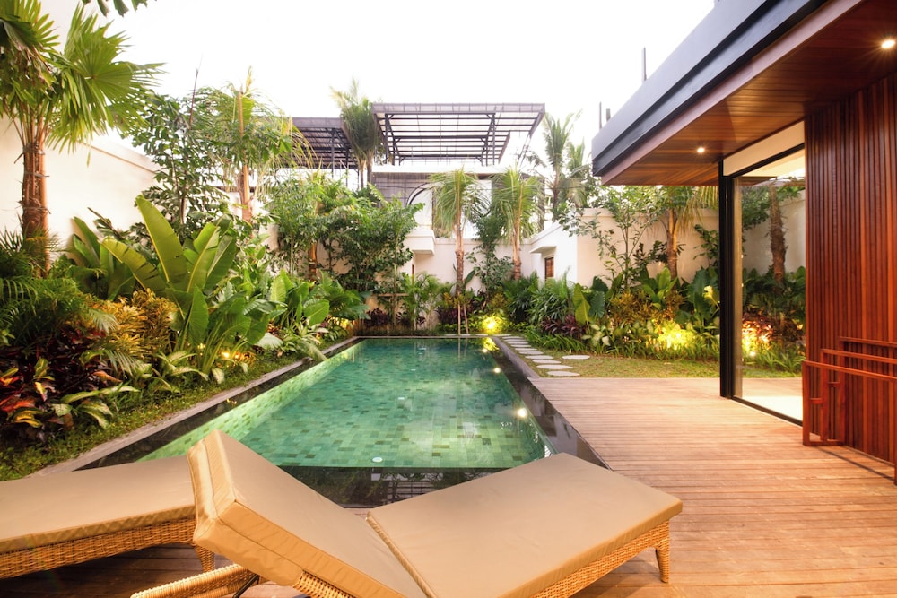 Seaside Escape: 4BR Villa, 190m to Canggu Beach