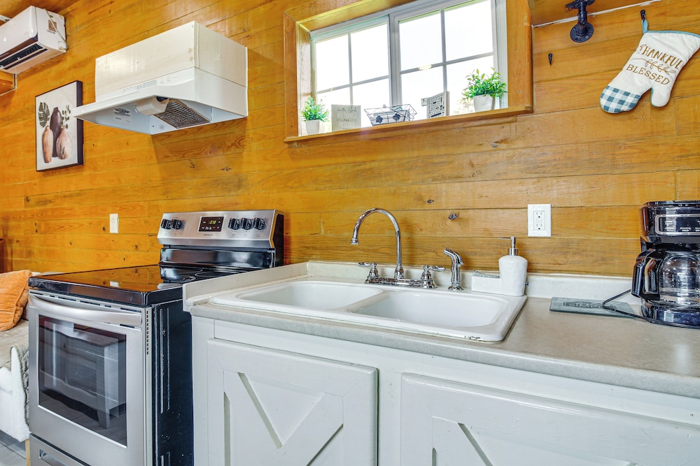 2 Mi to Family Attractions: Brownsville Cottage!