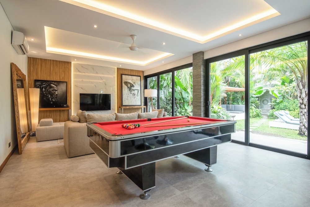Elegant 3BR Retreat Stylish Modern Villa Seminyak