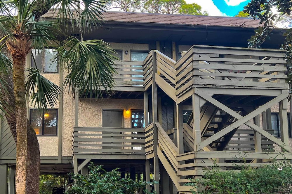 Hotel Hilton Head Island Condo w/ Beach Supplies + Pool! - Image 1