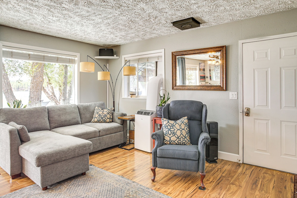 Hot Tub, Deck & Mtn Views: Nine Mile Falls Duplex