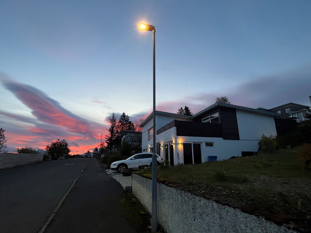 ICELAND SJF Villa , Hot tub & Outdoor Sauna Amazing Mountains View - 15 min to downtown