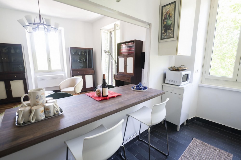 Testaccio Luminous and Large Apartment