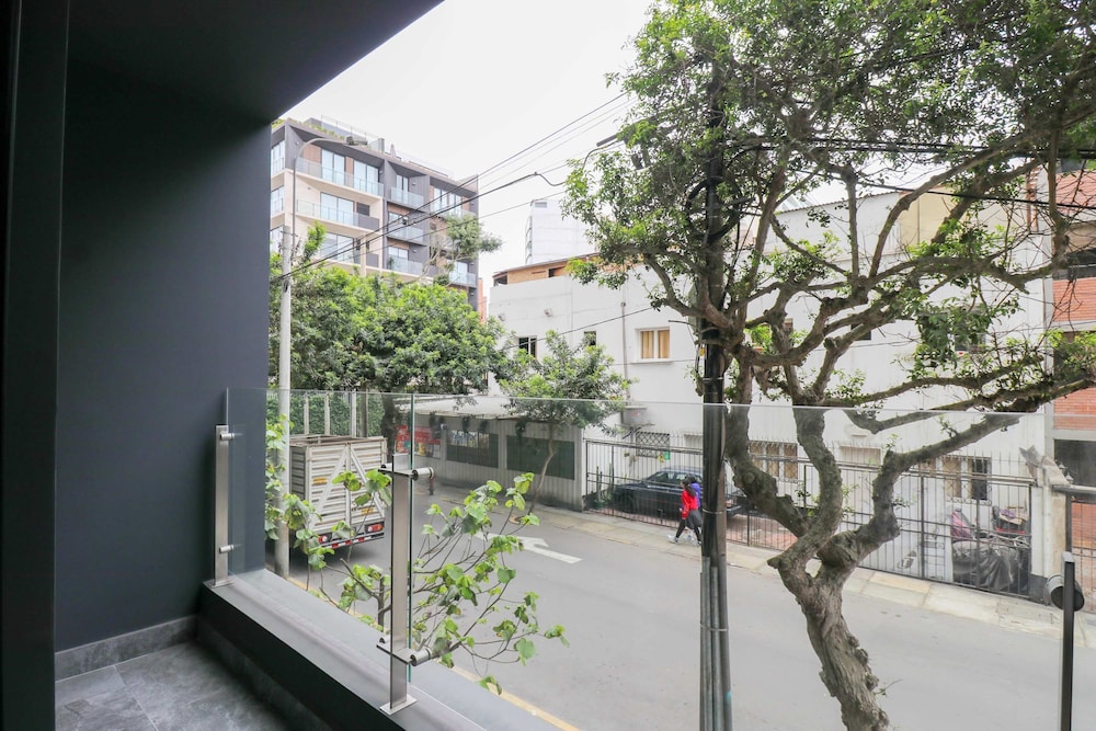 w Dazzling 1BR w Fantastic View in Miraflores