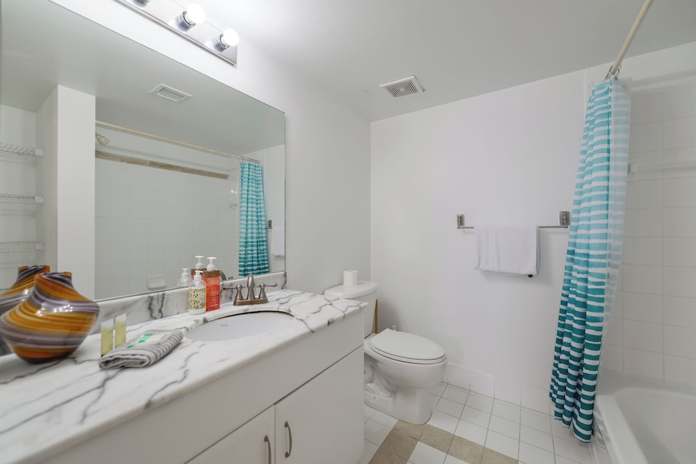 Sky High 31st Floor Condo W Parking