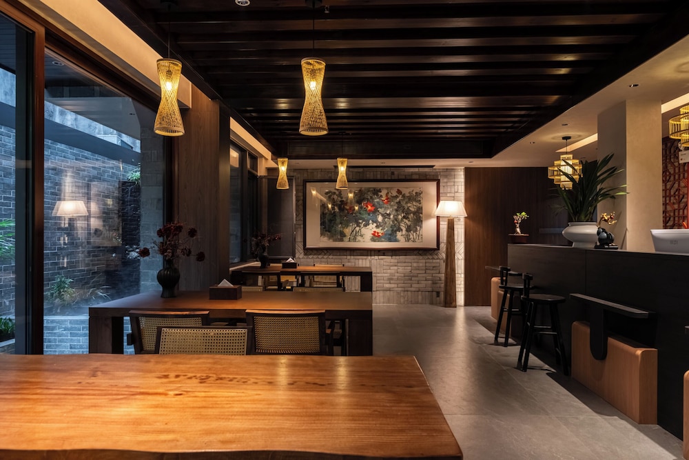 Fenghuang Yiquan River View B&B