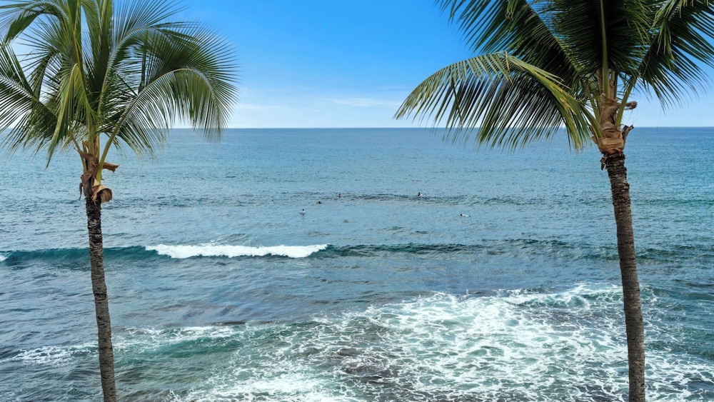 Stunning Top Floor Ocean Front Condo AC & Wifi