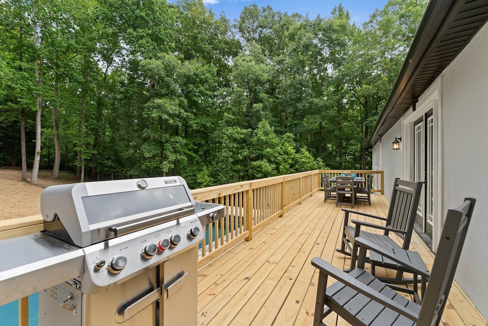 Fireside Fun by Avantstay Sleeps 18 Waterfront Pool