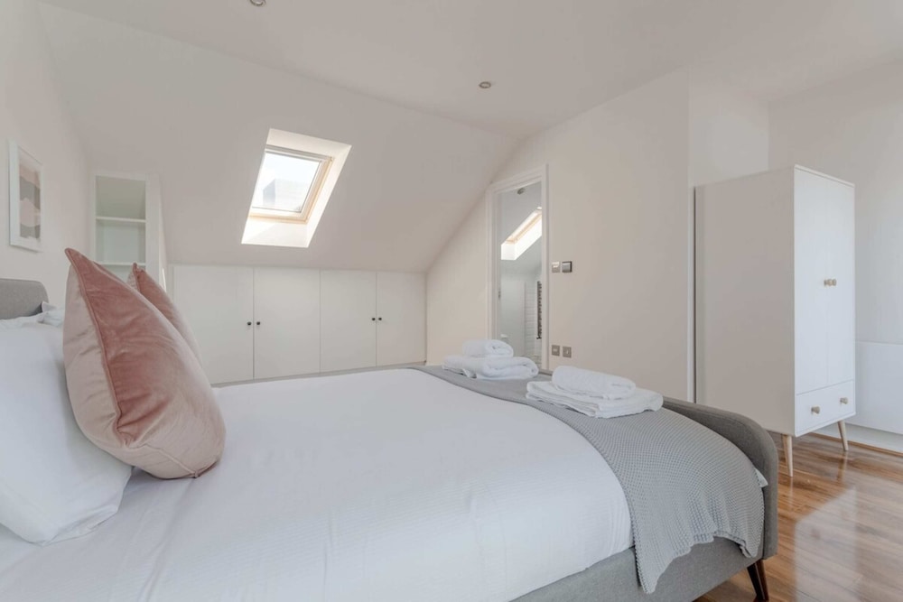 Stunning 3 Bedroom 2 Bath in Fantastic Location