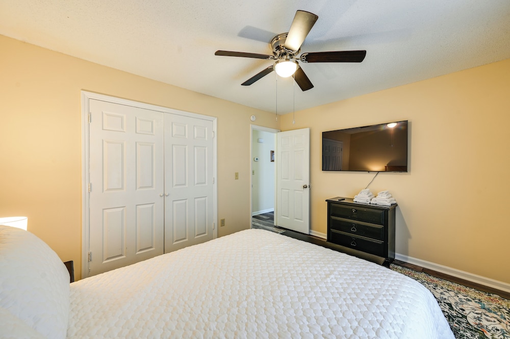 Pirate Game Day Base: Greenville Home Near Campus!