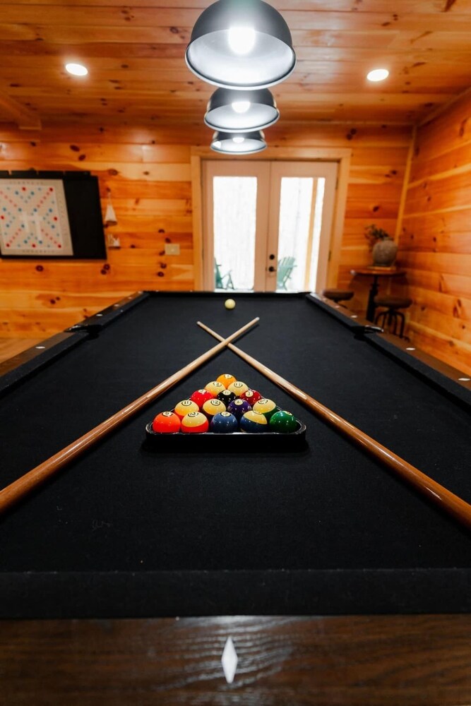 Sleeps 16! Luxury Cabin With Game Room & Hot Tub