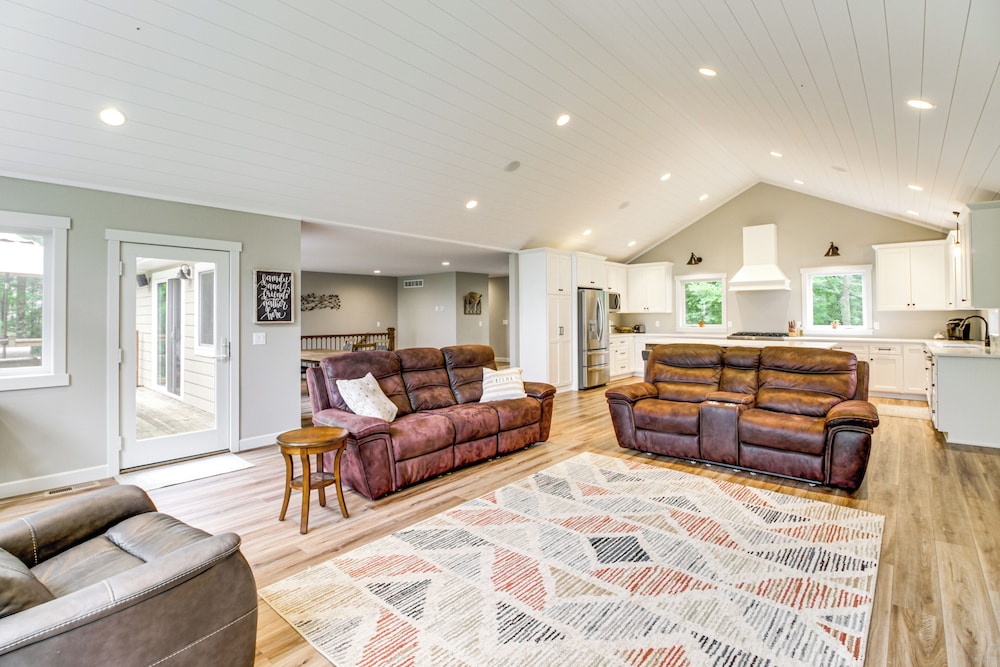 Hot Tub & Game Room: Lakefront Merrifield Retreat!