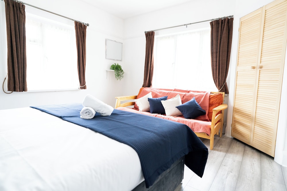 Stunning 3 Bed Home in Sandbanks