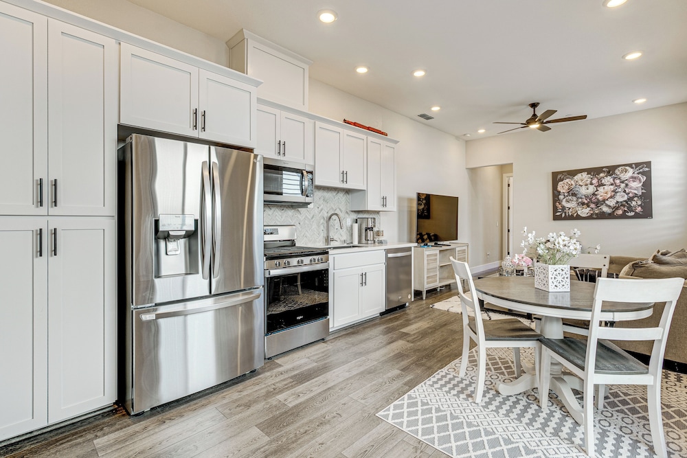 Fenced-in Yard: Apt 7 Mi to Westfield Galleria