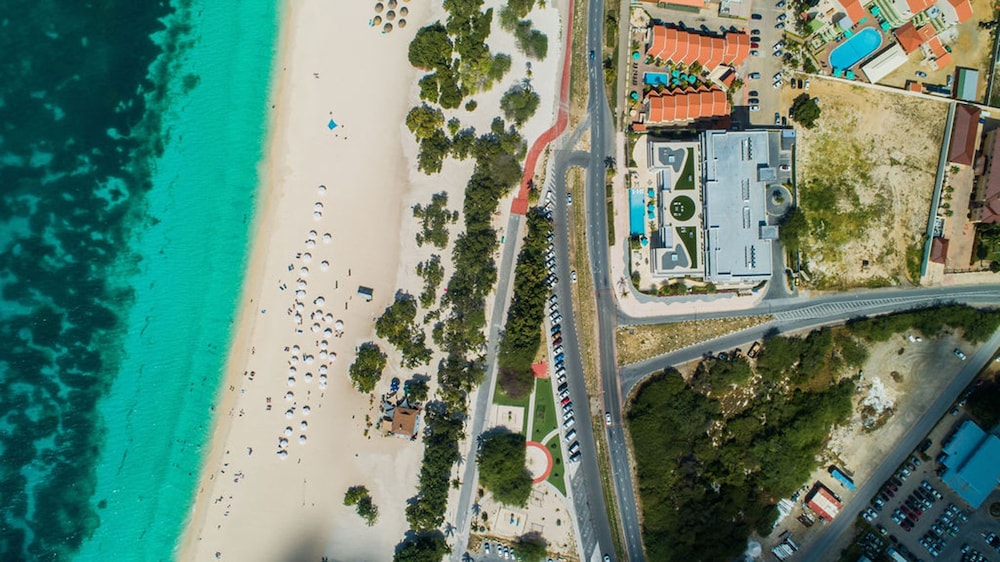 Beachfront Luxury NEW 3br2 5BA Condo Eagle Beach