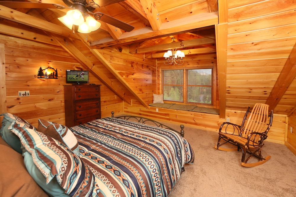 Black Bear Hideaway - Five Bedroom Cabin view 2