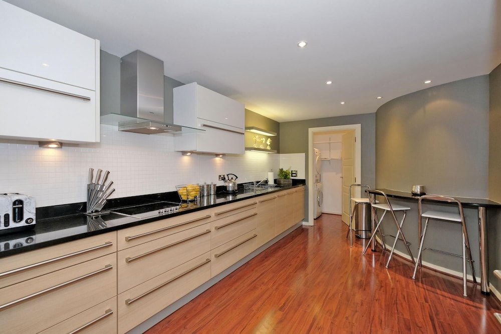 Deluxe Three-bedroom Home in the Sought-after West End Area of Aberdeen view 4