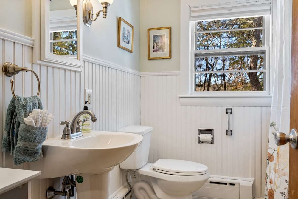 Bayview Beach Cottage For 4!