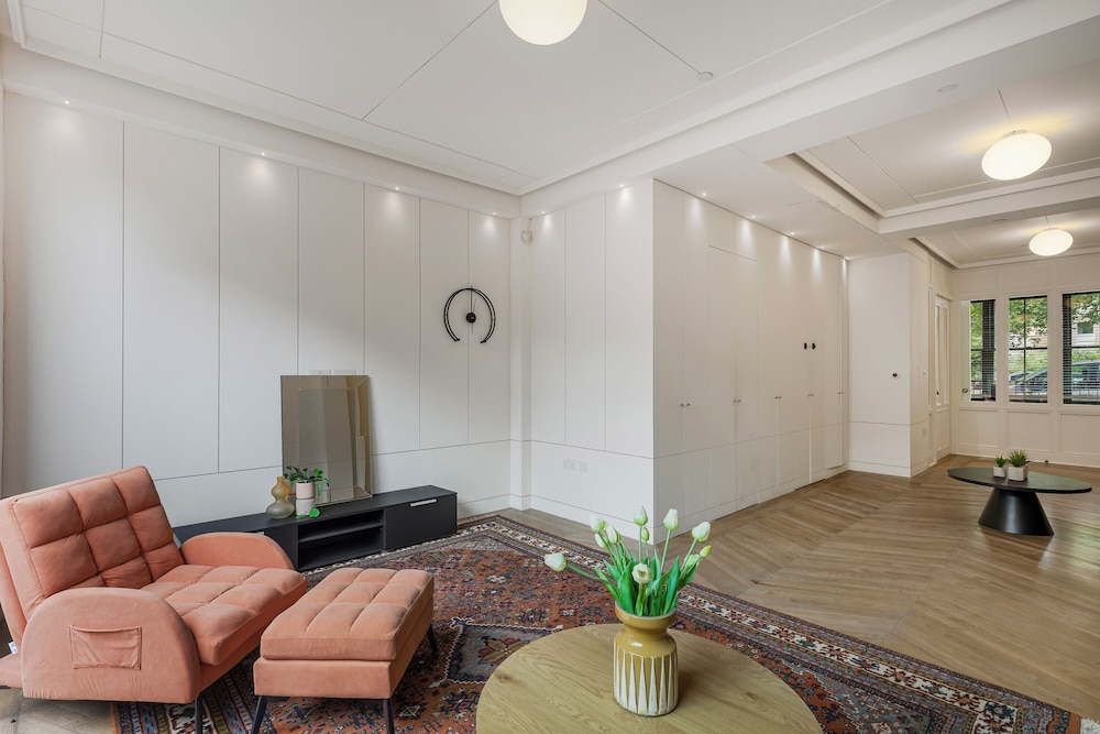 Spacious 5 Bdrm Townhouse in Camden