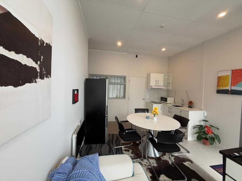 free parking 2Bed family home in AKL CBD