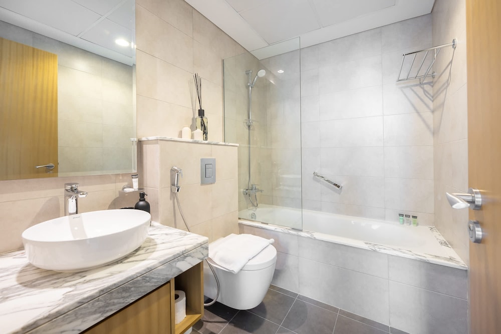Modern Luxe 2BR in Business Bay